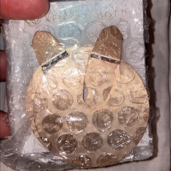 Kendra Scott
Rose Gold Diane Earrings NEW never worn - Picture 6 of 6